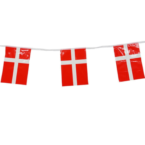 Røde flag med hvidt korsdesign hænger på en snor, typisk dansk flag, 4 m lang guirlande.
