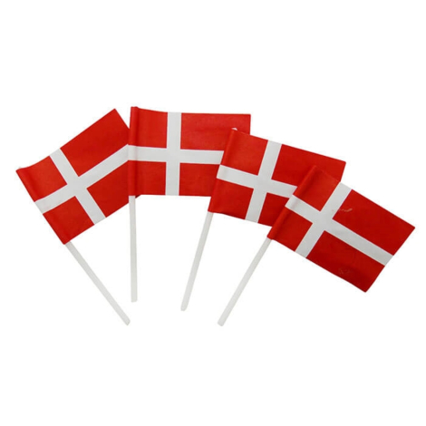 Fire små Dannebrog-flag på hvide pinde, røde med hvidt kors, velegnet til dekoration.