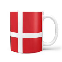 Krus med Dannebrog-design, rød baggrund og hvidt kors.