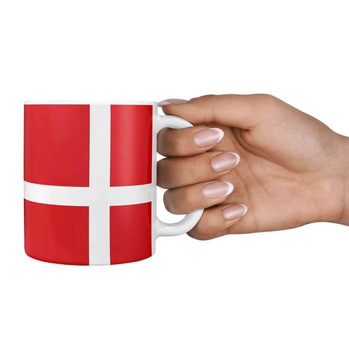 Dannebrog krus bliver holdt i hånden