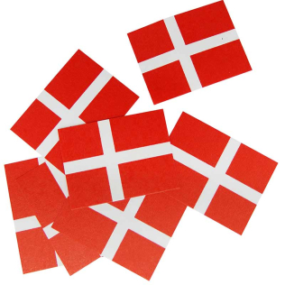 Små papirflag med rød baggrund og hvidt kors, velegnet til dekoration.