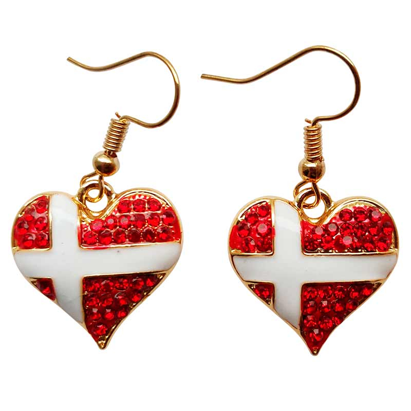 Hjerteformede øreringe med rød baggrund og hvidt kors, tekstureret og glitrende overflade.