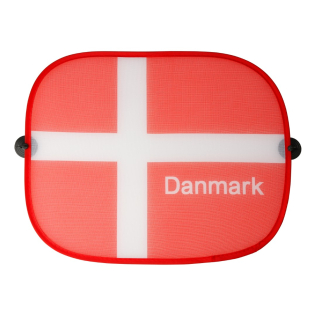 Solskærm til bilens siderude med dansk flag design. Den røde og hvide solbeskytter er lavet af mesh-stof med teksten 'Danmark' trykt i hvidt, og har sorte sugekopper i siderne for nem montering.
