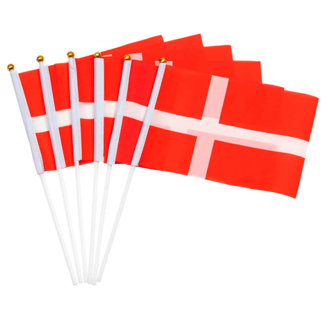 Seks danske håndflag med røde farver og hvidt kors, hver på en pind. Perfekt til festlige lejligheder.
