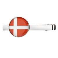 Slipsenål med sølvfinish og Dannebrogsflag-design i rund form på den ene ende. Enkel stil.
