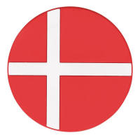 Rund rød drikkebrik med hvidt kors, flad overflade til kopper, design som Dannebrog.