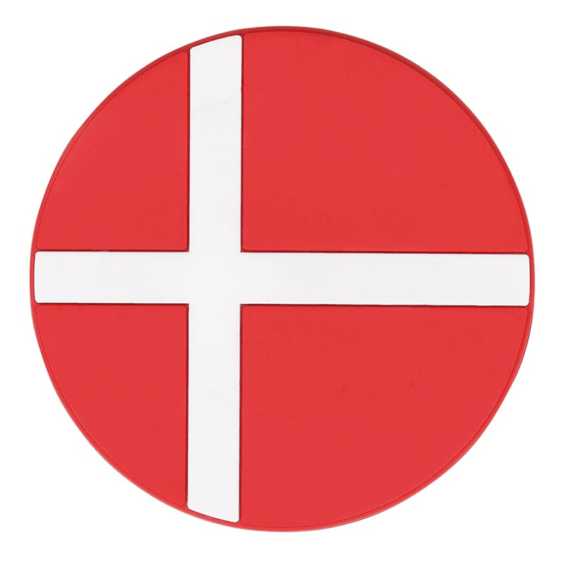 Rund rød drikkebrik med hvidt kors, flad overflade til kopper, design som Dannebrog.