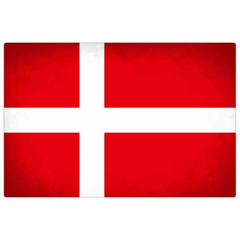 Rektangulært metalskilt med Dannebrog-design, rød baggrund og hvidt kors, symboliserer Danmark.