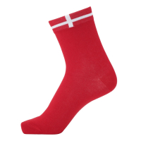 Rød sok med hvid Dannebrog øverst, inspireret af Danmarks flag. Midt-læg længde.