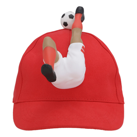 Rød kasket med 3D fodboldspiller i saksespark, iført shorts med dansk flag-design.