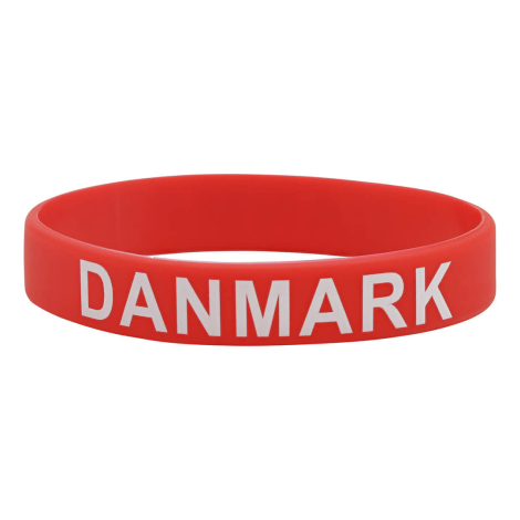 Rødt armbånd med teksten 