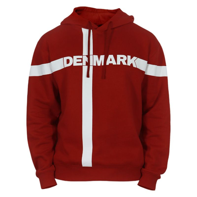 Rød hættetrøje med hvidt korsdesign og teksten 