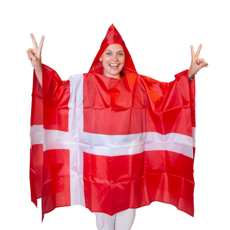 Person iført rød poncho med dansk flag og hætte, laver fredstegn med begge hænder.