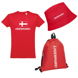 Rødt sæt med t-shirt, bucket hat og rygsæk, alle med Danmarks flag og teksten 