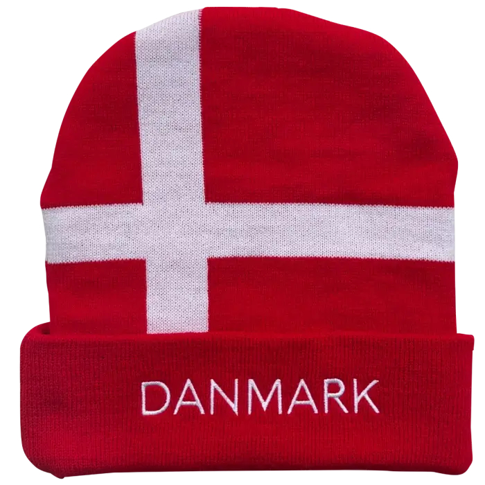 Rød beanie med hvidt kors som Dannebrog og teksten 