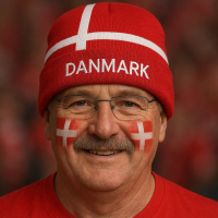 Dannebrog beanie I rød og hvid fra Roligan