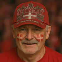 Dansk roligan iført Danmark kasket med våbenskjold