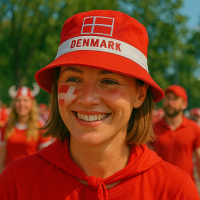 Bøllehat Danmark i rød og hvid med broderet Dannebrog og Danmark tekst