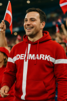 Dansk roligan i vores populære Dannebrog hættetrøje med Denmark tekst og kors design