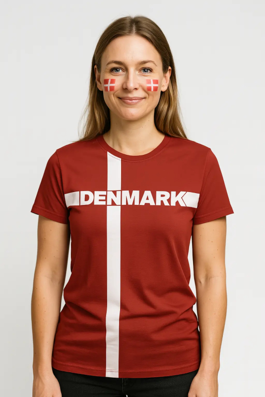 Kvinde iført Dannebrog t-shirt med Denmark tekst