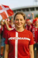 Dannebrog Tshirt damer i rød og hvid med danske roligans i baggrund