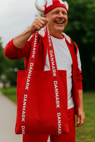 Glad mand med rød Danmark kanvas taske