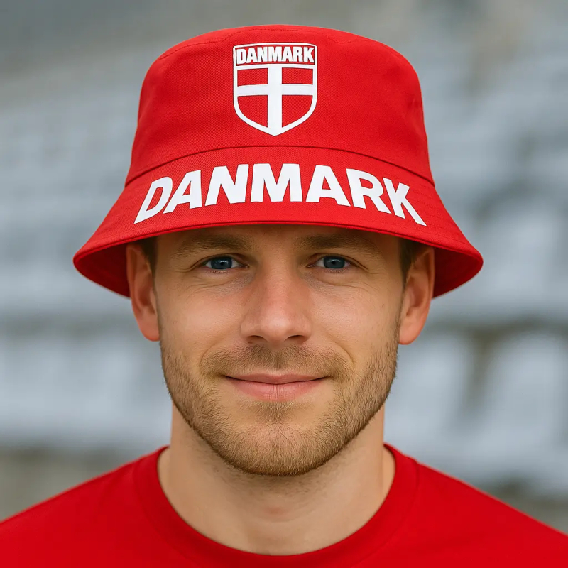 Mand der bærer en rød Danmark bøllehat med Dannebrog logo