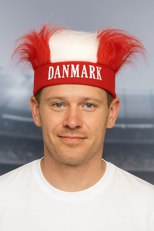 Mand med roligan pandebånd i Danmarks farver, rød og hvid