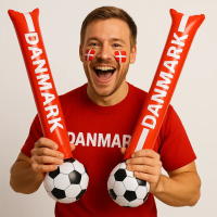 Mand med Danmarks ansigtsmaling holder klappepølser med dannebrogsmønster foran sig