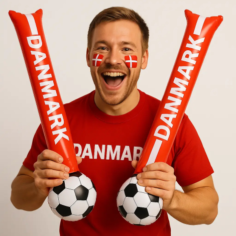 Mand med Danmarks ansigtsmaling holder klappepølser med dannebrogsmønster foran sig