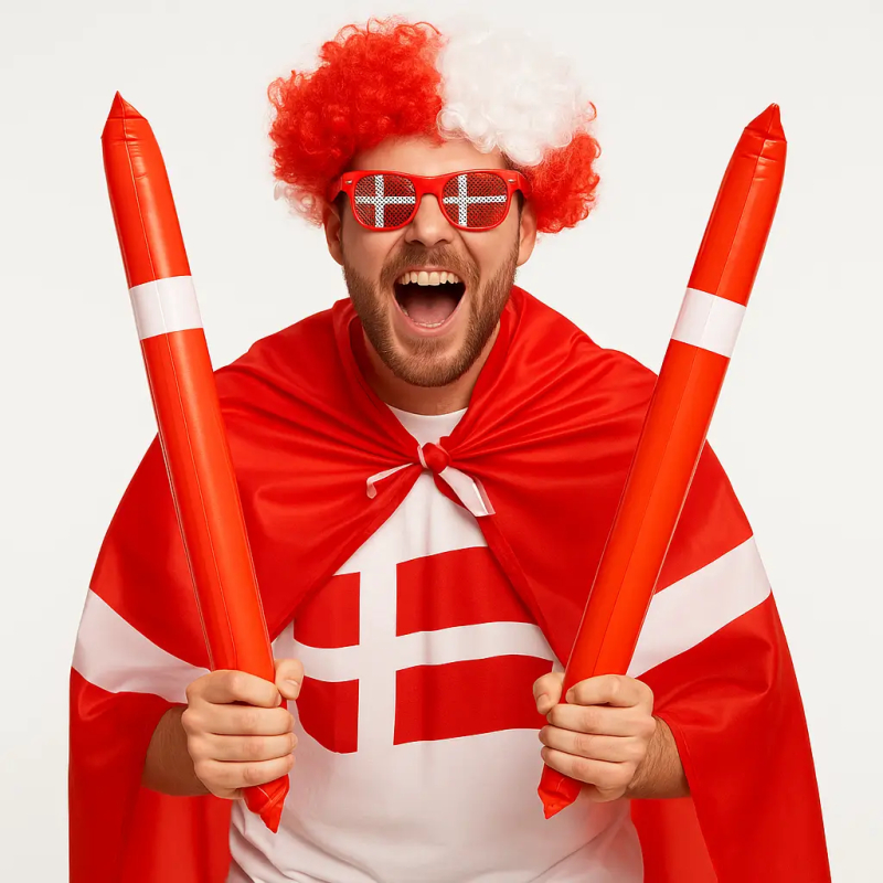 Glad dansk fan med dannebrogsbriller, paryk, cape og oppustelige klappere.