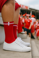 Røde Danmark sokker med Dannebrog og hvide sneakers, set i forbindelse med en sportsbegivenhed
