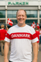 Mand iført hvid Danmark T-shirt med rød stribe og hvid tekst 