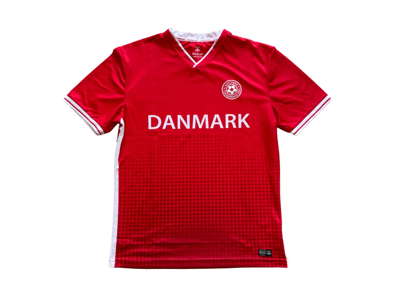 Danmark trøje i rød og hvid set liggende