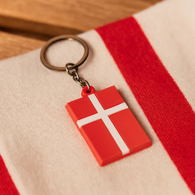 Gummi nøglering med Dannebrog i rød og hvid. 