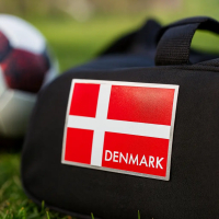 Rød og hvidt klistermærke med Dannebrog design og 