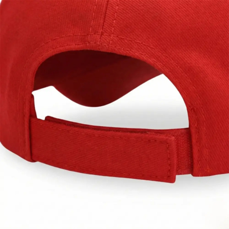 Nærbillede af bagsiden på den røde baseballkasket. Billedet viser tydeligt den justerbare lukning, som består af en rød stofrem med velcro (burrebånd), der er fastgjort. Stoffets vævning og syningerne omkring den buede åbning er synlige