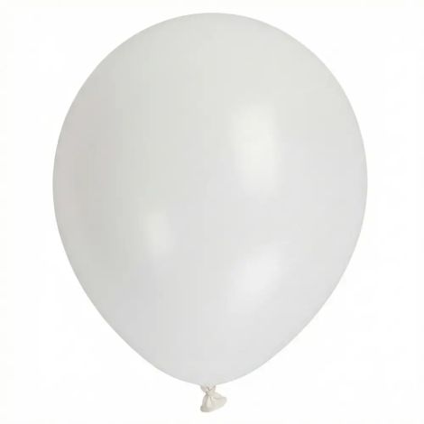 En enkelt, fuldt oppustet hvid ballon med en mat overflade, bundet med en knude i bunden, placeret mod en ren, hvid baggrund