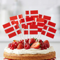 Nærbillede af Dannebrog kageflag sat i en flødeskagkage