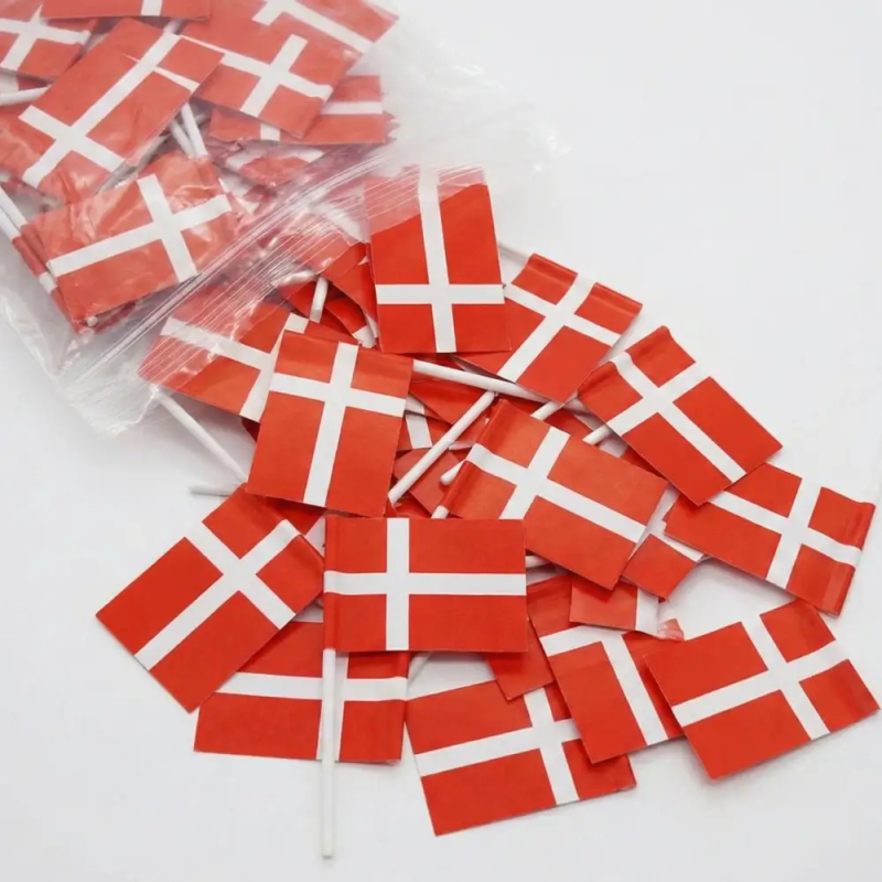 Stor pakke med 50 små danske kageflag på hvide pinde