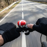 Ringeklokke med Dannebrog monteret på et cykelstyr