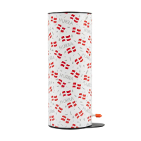 HURRA bordbombe stående oprejst på hvid baggrund. Cylinderen har et mønster af danske flag, grå konfetti og teksten 'HURRA'. Synlig lunte med orange sikkerhedshætte.