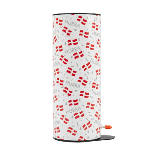 HURRA bordbombe stående oprejst på hvid baggrund. Cylinderen har et mønster af danske flag, grå konfetti og teksten 'HURRA'. Synlig lunte med orange sikkerhedshætte.