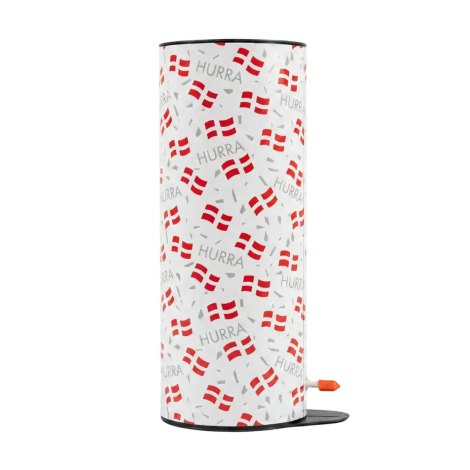 HURRA bordbombe stående oprejst på hvid baggrund. Cylinderen har et mønster af danske flag, grå konfetti og teksten 'HURRA'. Synlig lunte med orange sikkerhedshætte.