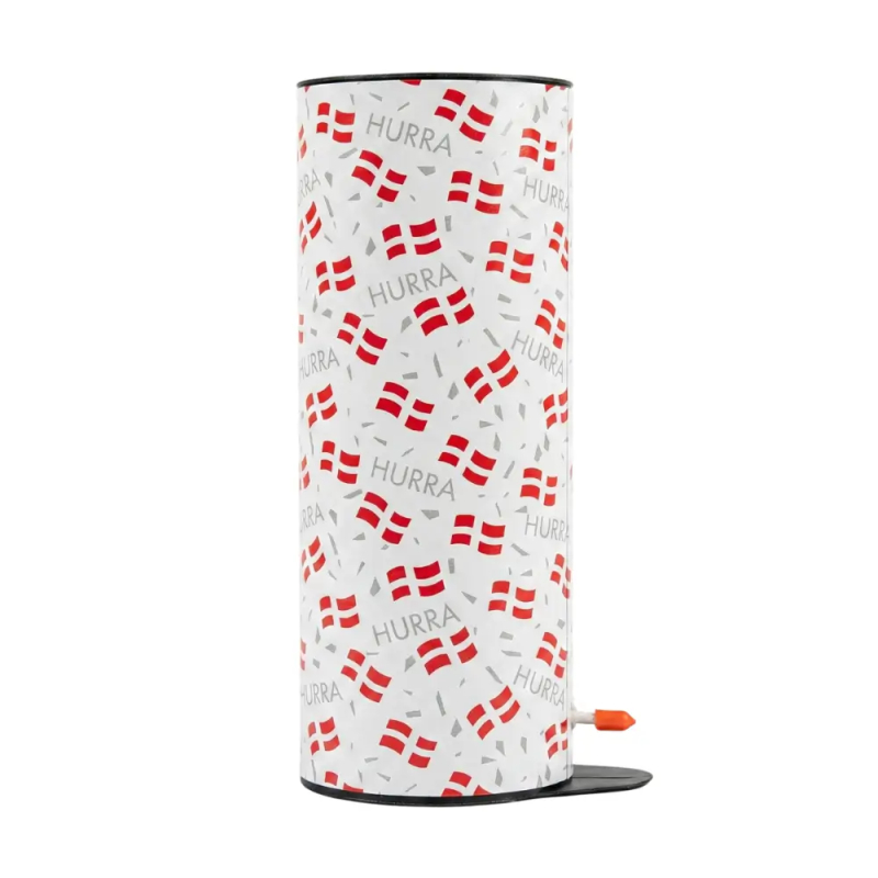 HURRA bordbombe stående oprejst på hvid baggrund. Cylinderen har et mønster af danske flag, grå konfetti og teksten 'HURRA'. Synlig lunte med orange sikkerhedshætte.