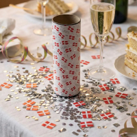 Festbord dækket med hvid dug dekoreret med sølvkonfetti og danske flag fra en affyret HURRA bordbombe, der står ved siden af lagkage og champagn