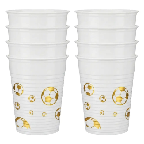 8 hvide engangskrus med guld-fodboldmotiv, pænt stablet i to rækker på en ren hvid baggrund. Billedet viser det totale antal krus inkluderet i pakken.