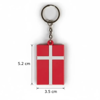 Dannebrog nøglering med målene 5.2 cm. i højden og 3.5 cm. i bredden