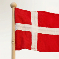 Dannebrogsflag på bambuspind – nærbillede af flagstof og bambus