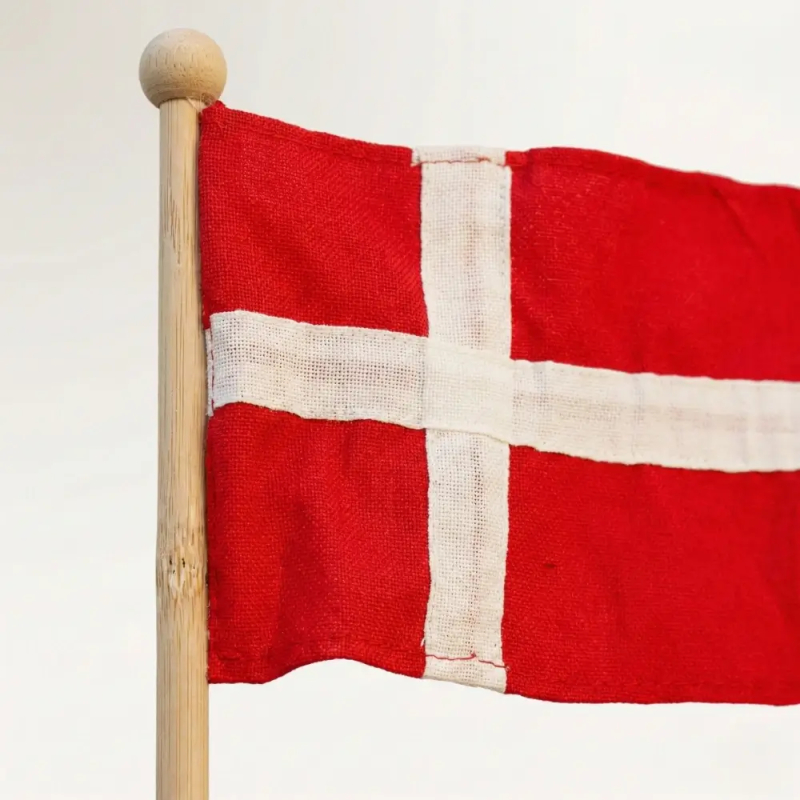 Dannebrogsflag på bambuspind – nærbillede af flagstof og bambus